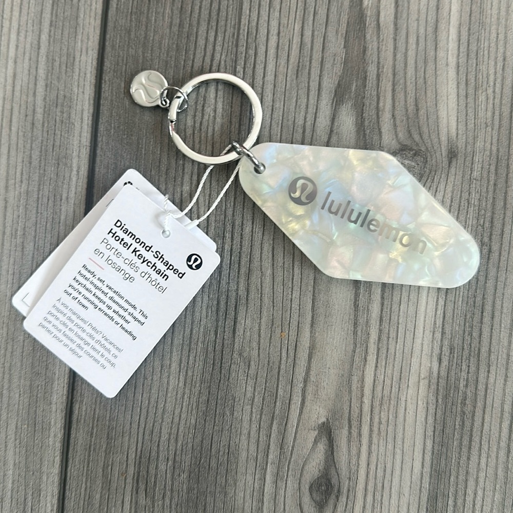 NWT Lululemon diamond hotel keychain silver white marble